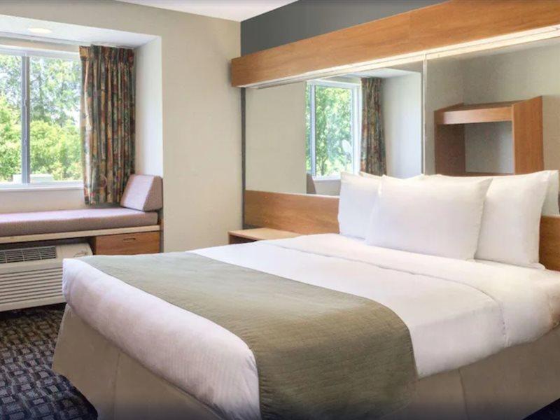 Microtel Inn & Suites By Wyndham Brunswick Luaran gambar