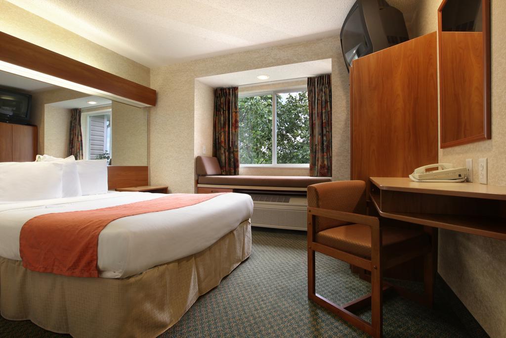 Microtel Inn & Suites By Wyndham Brunswick Bilik gambar