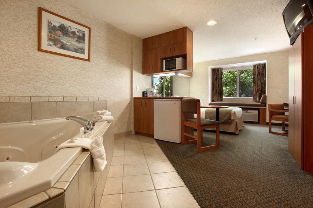Microtel Inn & Suites By Wyndham Brunswick Bilik gambar