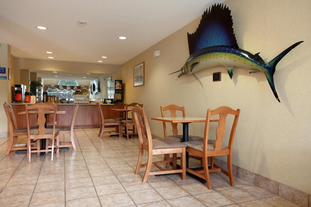 Microtel Inn & Suites By Wyndham Brunswick Restoran gambar