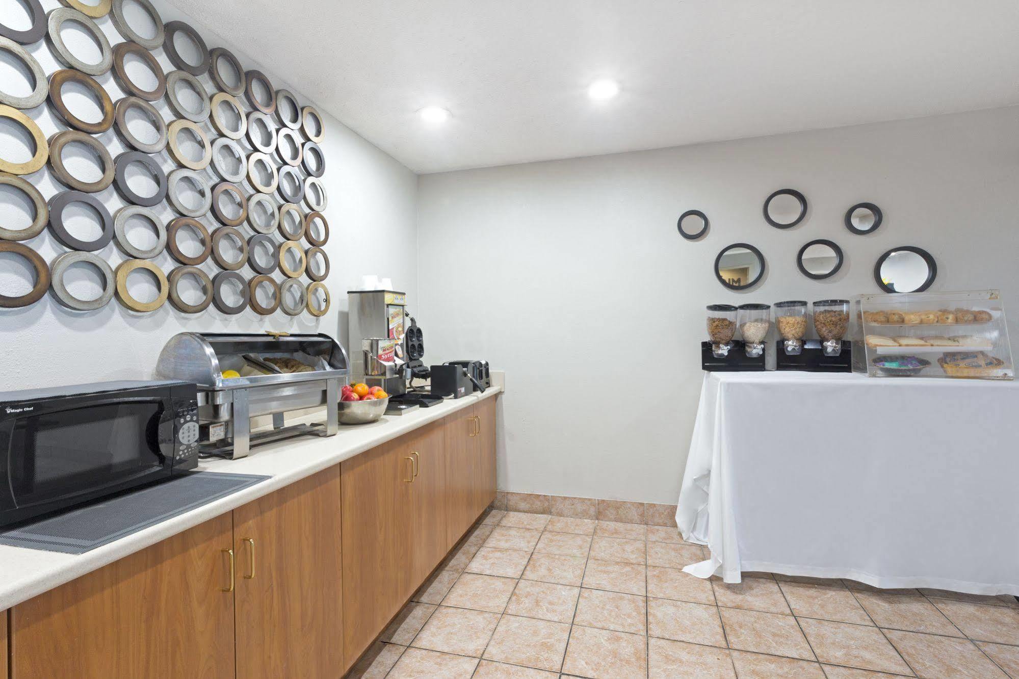 Microtel Inn & Suites By Wyndham Brunswick Luaran gambar